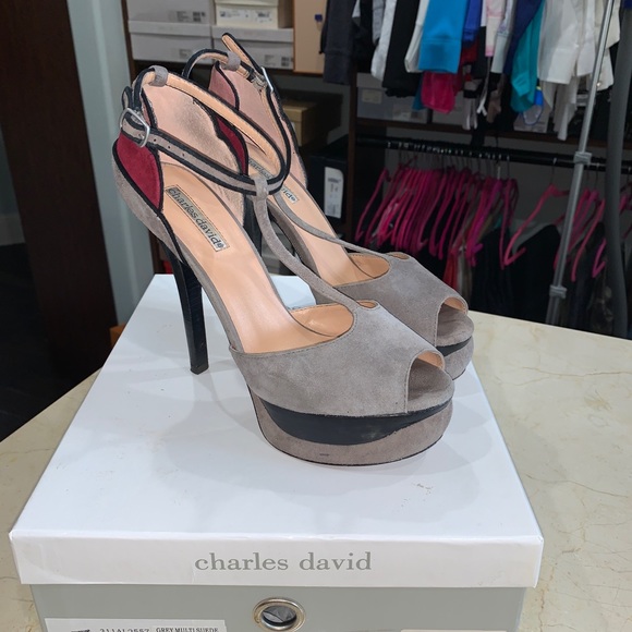 Charles David T-Trap Suede platform heel - Picture 2 of 6